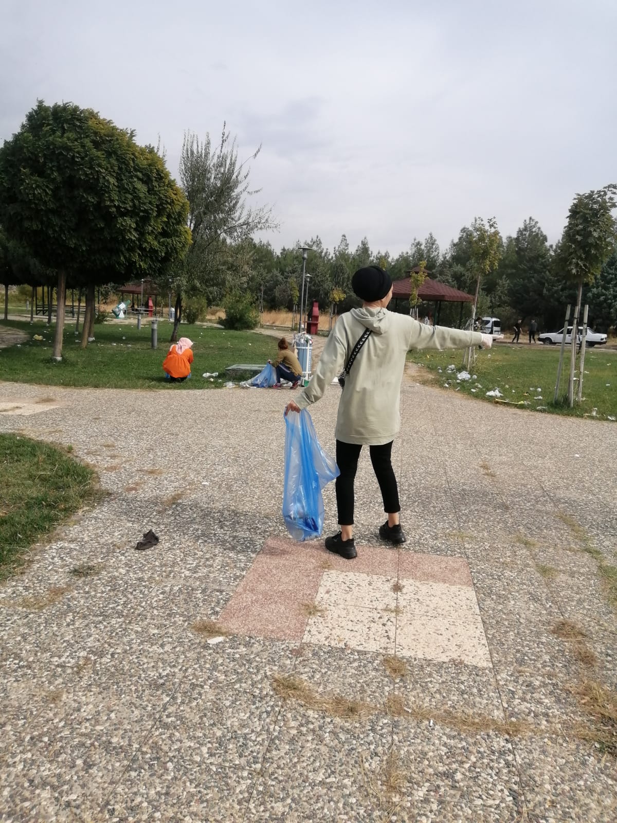 Pazarlama Program Öğrencilerimiz Okulumuz Çevresindeki Çöpleri Toplarken